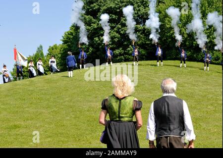 La Unterschleißheim Rifle Company apre il 61st Festival Folk Lohhof della città di Unterschleißheim con i Firetrackers. Nella foto il sindaco Rolf Zeitler osserva gli sparatutto degli ospiti salutando dopo la parata nella zona dietro il marchese. [traduzione automatizzata] Foto Stock