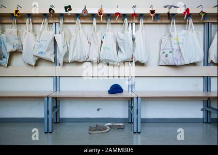 Sacca palestra degli alunni della scuola elementare Gräfelfing nella sala spogliatoio della tripla palestra della Kurt-Huber-Gymnasium di Adalbert-Stifter-Platz 2. [traduzione automatizzata] Foto Stock