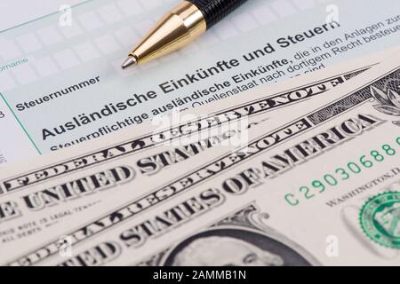 Dichiarazione fiscale per l'ufficio fiscale per il reddito estero [traduzione automatizzata] Foto Stock