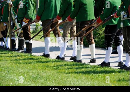 La Unterschleißheim Rifle Company apre il 61st Festival Folk Lohhof della città di Unterschleißheim con i Firetrackers. Nella foto gli sparatutto ospiti saluting dopo la parata sulla zona dietro il marchese. [traduzione automatizzata] Foto Stock