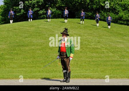 La Unterschleißheim Rifle Company apre il 61st Festival Folk Lohhof della città di Unterschleißheim con i Firetrackers. Nella foto gli sparatutto ospiti saluting dopo la parata sulla zona dietro il marchese. [traduzione automatizzata] Foto Stock