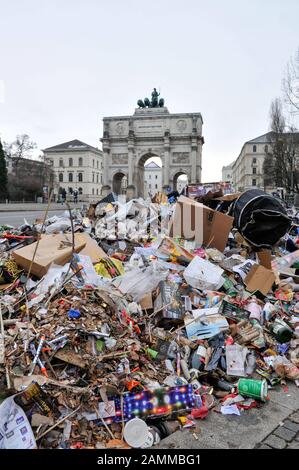 I fuochi d'artificio sprecano di fronte al Siegestor a Schwabing dopo la vigilia di Capodanno. [traduzione automatizzata] Foto Stock