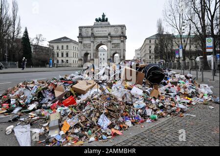 I fuochi d'artificio sprecano di fronte al Siegestor a Schwabing dopo la vigilia di Capodanno. [traduzione automatizzata] Foto Stock