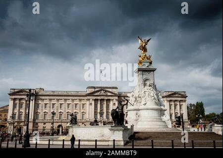 Londra - circa maggio, 2012: grigio scuro aria di tempesta ominously appendere su Buckingham Palace Foto Stock