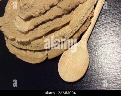 Pane piatto di injera fatto da farina di teff. Teff, chiamato anche mulino nano, appartiene alla famiglia dell'erba dolce. La gamma naturale è in Etiopia ed Eritrea, ma la specie è coltivata anche in altre zone tropicali e subtropicali. I semi sono privi di glutine e ricchi di acidi grassi essenziali. Questo tipo di miglio è il grano più importante in Etiopia. Viene trasformato in pane e birra piatti o viene utilizzato anche come mangime per animali [traduzione automatizzata] Foto Stock