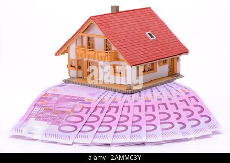 Modello casa su banconote da 500 euro [traduzione automatizzata] Foto Stock