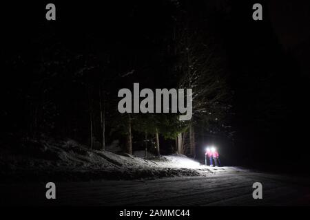 Escursionisti con fari sulla salita notturna al Hirschberg vicino Kreuth am Tegernsee. Una volta a settimana un autobus notturno porta gli sciistici da Monaco alla Valle Tegernsee. [traduzione automatizzata] Foto Stock