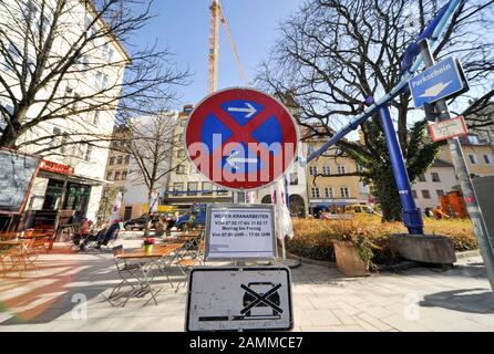 Nel corso dei lavori preparatori per la conversione della stazione della metropolitana Sendlinger Tor, vengono allestiti container nell'Hackenviertel e vengono emessi divieti di parcheggio. [traduzione automatizzata] Foto Stock