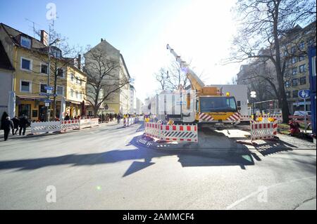 Nel corso dei lavori preparatori per la conversione della stazione della metropolitana Sendlinger Tor, vengono allestiti container nell'Hackenviertel e vengono emessi divieti di parcheggio. [traduzione automatizzata] Foto Stock