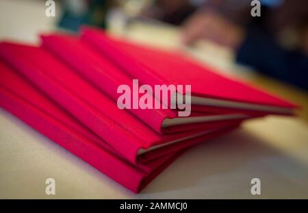 Libri di festa per i nuovi membri in una riunione dell'associazione locale Trostberg SPD presso la Pfaubräu Inn. [traduzione automatizzata] Foto Stock