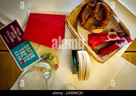 Libri di festa per i nuovi membri in una riunione dell'associazione locale Trostberg SPD presso la Pfaubräu Inn. [traduzione automatizzata] Foto Stock