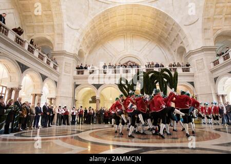 La Schäffler di Monaco apre la stagione straordinaria per il 500th anniversario della Schäfflertanz con una danza nella sala a cupola della Cancelleria bavarese di Stato. [traduzione automatizzata] Foto Stock