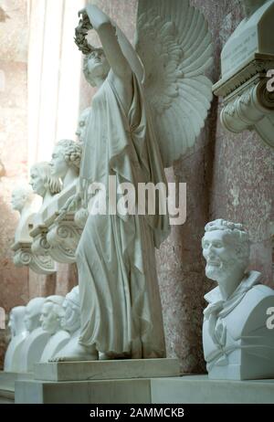 Busto di Heinrich Heine (a destra) nella Hall of Fame Wallhalla sopra il Danubio vicino Donaustauf. Il memoriale per i tedeschi famosi è stato costruito nel 1842 secondo i piani di Leo von Klenze. [traduzione automatizzata] Foto Stock