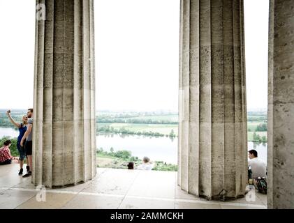 La Hall of Fame Wallhalla sopra il Danubio a Donaustauf. Il memoriale per i tedeschi famosi è stato costruito nel 1842 secondo i piani di Leo von Klenze. Nella foto la vista del lato est verso sud. [traduzione automatizzata] Foto Stock