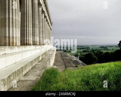 La Hall of Fame Wallhalla sopra il Danubio a Donaustauf. Il memoriale per i tedeschi famosi è stato costruito nel 1842 secondo i piani di Leo von Klenze. Nella foto la vista del lato ovest verso sud. [traduzione automatizzata] Foto Stock