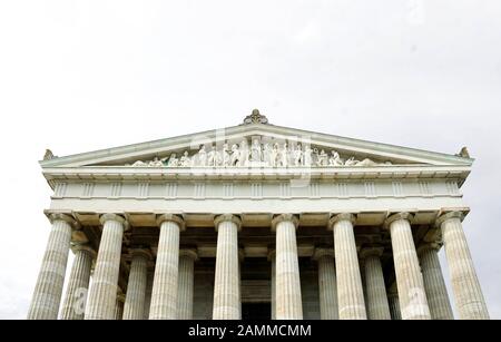 Lato anteriore meridionale della Hall of Fame Wallhalla sopra il Danubio, vicino a Donaustauf. Il memoriale per i tedeschi famosi è stato costruito nel 1842 secondo i piani di Leo von Klenze. [traduzione automatizzata] Foto Stock