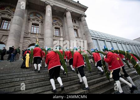 La Schäffler di Monaco apre la stagione straordinaria per il 500th anniversario della Schäfflertanz con una danza nella sala a cupola della Cancelleria bavarese di Stato. [traduzione automatizzata] Foto Stock