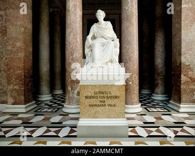 Statua del re Ludwig I. nella Hall of Fame Wallhalla sopra il Danubio a Donaustauf. Il memoriale per i tedeschi famosi è stato costruito nel 1842 secondo i piani di Leo von Klenze. [traduzione automatizzata] Foto Stock