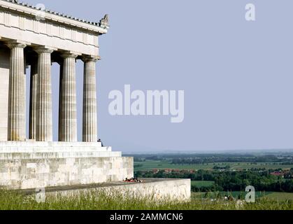 Vista occidentale della Hall of Fame Wallhalla sopra il Danubio vicino Donaustauf. Il memoriale per i tedeschi famosi è stato costruito nel 1842 secondo i piani di Leo von Klenze. [traduzione automatizzata] Foto Stock