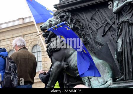 Il movimento dei cittadini "Pulse of Europe", fondato a Francoforte, tiene la sua seconda manifestazione pro-europea entro una settimana su Max-Joseph-Platz a Monaco di Baviera. [traduzione automatizzata] Foto Stock