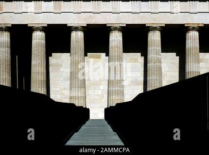 Vista occidentale della Hall of Fame Wallhalla sopra il Danubio vicino Donaustauf. Il memoriale per i tedeschi famosi è stato costruito nel 1842 secondo i piani di Leo von Klenze. [traduzione automatizzata] Foto Stock