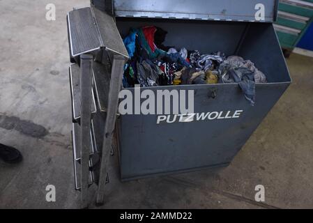 Box con stracci per la pulizia presso il deposito degli autobus West a Monaco Laim. [traduzione automatizzata] Foto Stock