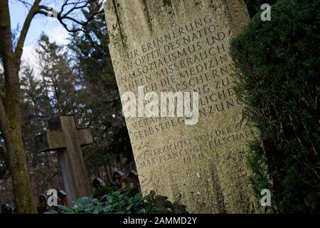 Stele con l'iscrizione 'in memoria delle vittime del nazionalsocialismo e il loro abuso da medicina. Tutti i ricercatori ricordano l'autolimitazione responsabile presso il Waldfriedhof di Monaco. Fondata dalla Max Planck Society (MPG) nel 1990. [traduzione automatizzata] Foto Stock