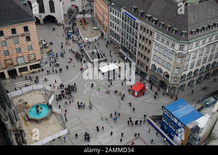 La Marienplatz e il Vecchio Municipio, tratto dalla torre del nuovo Municipio. I cantieri vengono utilizzati per sostituire le lastre di pavimentazione. [traduzione automatizzata] Foto Stock