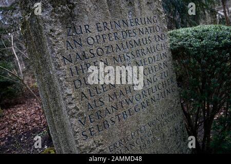 Stele con l'iscrizione 'in memoria delle vittime del nazionalsocialismo e il loro abuso da medicina. Tutti i ricercatori ricordano l'autolimitazione responsabile presso il Waldfriedhof di Monaco. Fondata dalla Max Planck Society (MPG) nel 1990. [traduzione automatizzata] Foto Stock