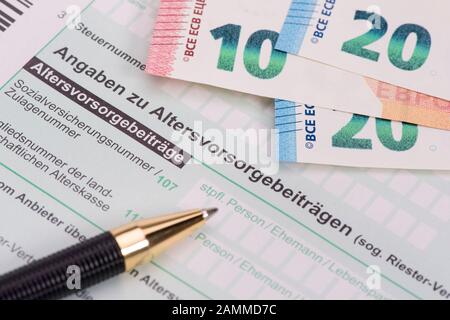 Previdenza e dichiarazione fiscale per l'ufficio fiscale [traduzione automatizzata] Foto Stock