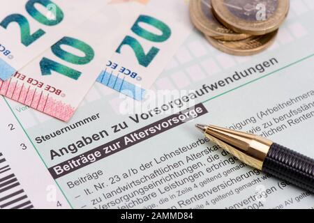 Previdenza e dichiarazione fiscale per l'ufficio fiscale [traduzione automatizzata] Foto Stock
