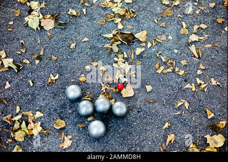 Le palle di Boule si trovano su un sentiero di ghiaia nella Hofgarten di Monaco. [traduzione automatizzata] Foto Stock