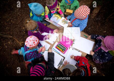 Bambini nella foresta asilo Holzwurm a Eisenarzt vicino Ruhpolding. [traduzione automatizzata] Foto Stock