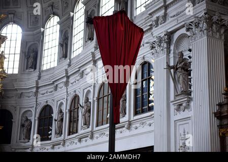 Quest'anno la processione Del Venerdì Santo "Via Crucis dei popoli" dalla Chiesa di San Michele via Marienplatz alla Chiesa di San Pietro è dedicata ai rifugiati. La croce della lezione è stata progettata dalla comunità cattolica caldea. Nella foto la croce velata nella chiesa di San Michele. [traduzione automatizzata] Foto Stock