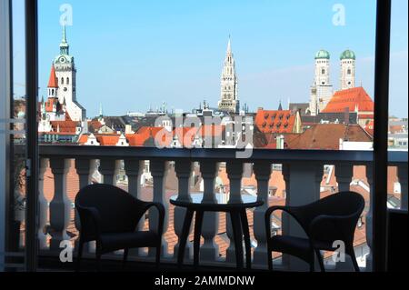 Vista dal balcone della 'Suite Orientale' dell'hotel 'Mararin Oriental' sui tetti del centro di Monaco. Sulla sinistra il Vecchio Pietro, al centro della torre del nuovo Municipio e sulla destra la Frauenkirche. [traduzione automatizzata] Foto Stock