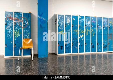 Nel centro scolastico di Quiddestraße 4 a Neuperlach, alcune scene del nuovo film cinematografico 'Fack ju Göhte 3' sono state girate durante le vacanze di Pasqua. A questo scopo, le pareti erano decorate con graffiti e graffiti, alcuni dei quali la scuola vuole ora tenere come 'souvenir'. [traduzione automatizzata] Foto Stock