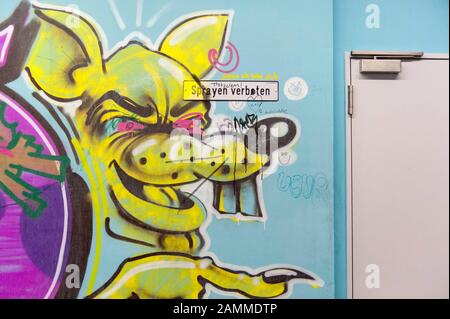 Nel centro scolastico di Quiddestraße 4 a Neuperlach, alcune scene del nuovo film cinematografico 'Fack ju Göhte 3' sono state girate durante le vacanze di Pasqua. A questo scopo, le pareti erano decorate con graffiti e graffiti, alcuni dei quali la scuola vuole ora tenere come 'souvenir' (nonostante il divieto di spruzzatura). [traduzione automatizzata] Foto Stock