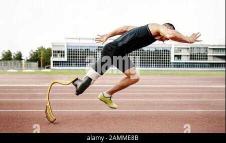 inizia il corridore disabile in pista. amputato atleta senza gamba con protesi Foto Stock