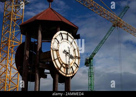 Orologio sul grande cantiere per il nuovo 'Motorworld' nelle ex opere di riparazione ferroviaria elencate a Freimann vicino Monaco. [traduzione automatizzata] Foto Stock