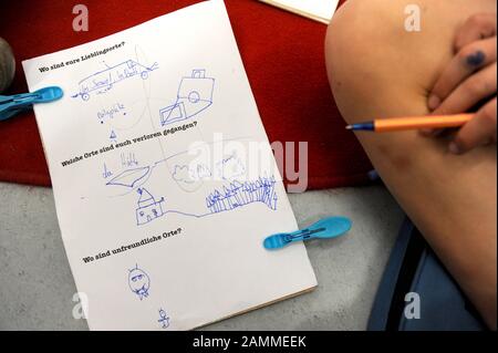 Durante il progetto 'i bambini incontrano gli artisti' alla scuola di Klenzestraße, vengono create 320 mostre. Nella foto uno studente sta lavorando a un progetto fotografico. [traduzione automatizzata] Foto Stock