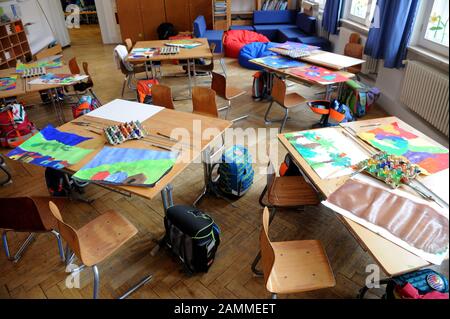 Durante il progetto 'i bambini incontrano gli artisti' alla scuola di Klenzestraße, vengono create 320 mostre. Nella foto si può vedere un dipinto di bambini sulle panchine della scuola. [traduzione automatizzata] Foto Stock