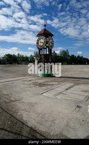 Orologio sul grande cantiere per il nuovo 'Motorworld' nelle ex opere di riparazione ferroviaria elencate a Freimann vicino Monaco. [traduzione automatizzata] Foto Stock