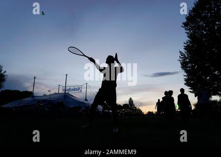 I visitatori di Tollwood giocano a badminton nel Parco Olimpico in una serata estiva. [traduzione automatizzata] Foto Stock