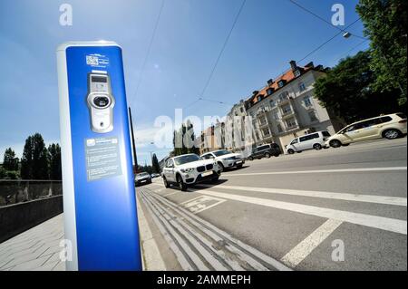 Stadtwerke München (SWM), Münchner Verkehrsgesellschaft (MVG) e l'avvio di Monaco ParkHere GmbH stanno realizzando congiuntamente un importante passo verso l'infrastruttura urbana intelligente in un progetto pilota: I sensori di parcheggio elettronici visualizzano spazi di parcheggio gratuiti presso la stazione di mobilità Münchner Freiheit tramite l'app MVG More quasi in tempo reale. [traduzione automatizzata] Foto Stock