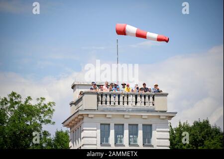 Visitatori presso il fly-in per il XXV anniversario del primo ramo del Deutsches Museum al Flugwerft Schleißheim a. [Traduzione automatizzata] Foto Stock