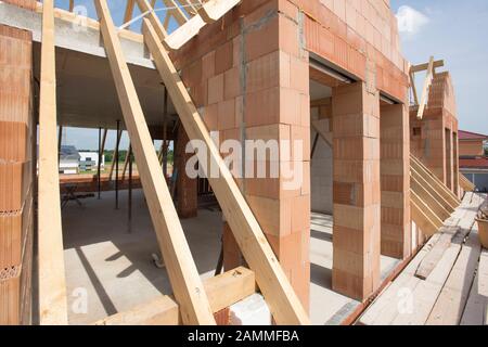 Costruzione di case in guscio con mattoni e capriate [traduzione automatizzata] Foto Stock