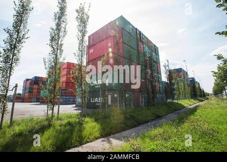 La stazione di container della Deutsche Umschlaggesellschaft Schiene-Straße mbH della Deutsche Bahn nella periferia orientale di Monaco di Baviera a Riem. [traduzione automatizzata] Foto Stock