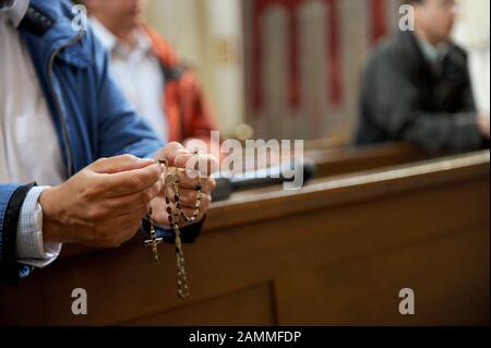 Il cerchio di preghiera Antonius prega nella Allerheiligenkirche am Kreuz di Monaco per trovare un partner vitale. [traduzione automatizzata] Foto Stock