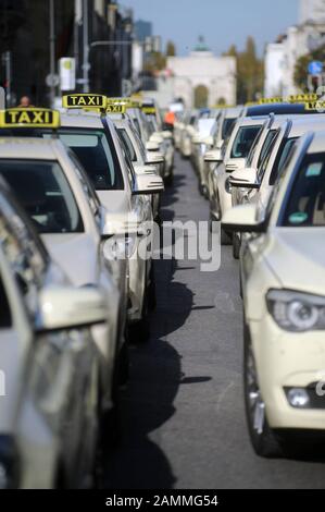 I tassisti di Monaco manifestano con un convoglio tra Odeonsplatz e Münchner Freiheit contro la concorrenza indesiderata della piattaforma online californiana Uber. [traduzione automatizzata] Foto Stock