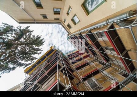 L'edificio di appartamenti in Hans-Mielich-Straße 1a è stato ampiamente rinnovato dal proprietario, il SOS Children's Village. I residenti temono che saranno sfrattati dalla zona o dovranno pagare rendite elevate in futuro. [traduzione automatizzata] Foto Stock